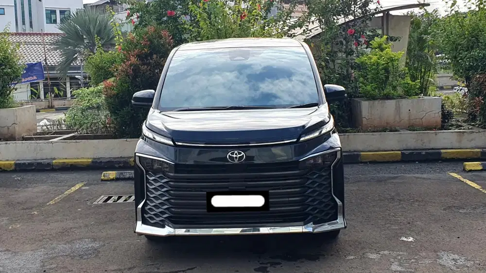 Km 16rb toyota voxy cvt tss 2023 hitam