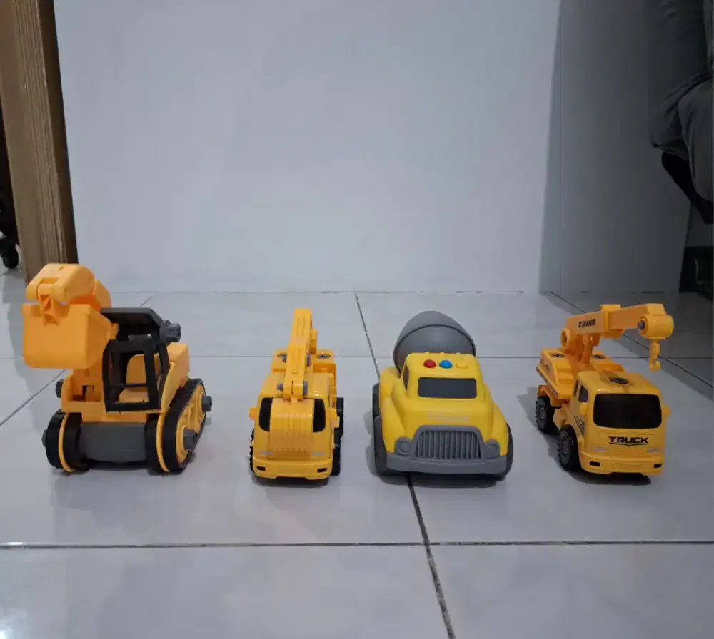 Mainan mobil mobilan