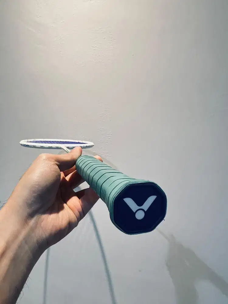 Raket Badmin Victor Thruster F 4U G5 + Tas – 27lbs – Pas untuk pemula