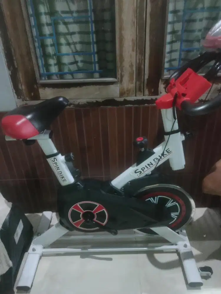 Sepeda olahraga spin bike. BU