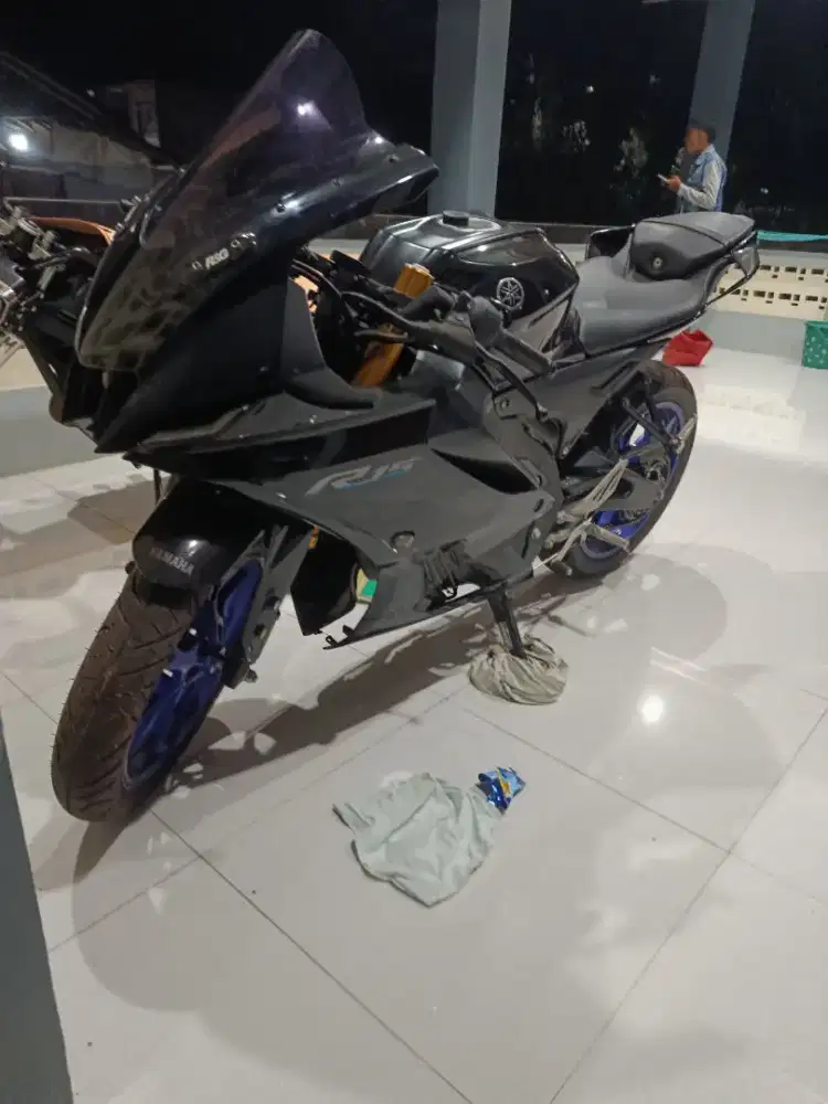 R15 v4 2023 like new gres