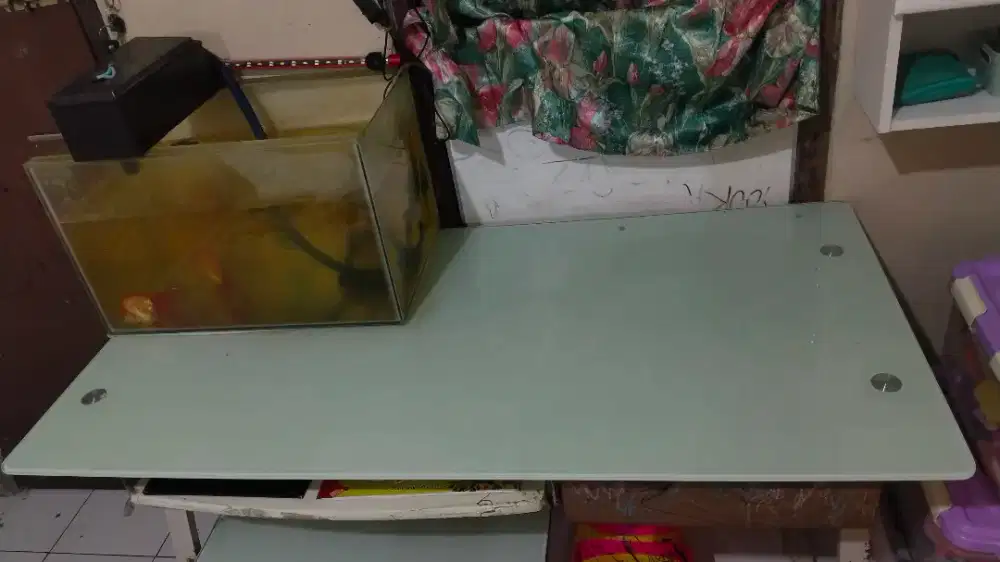 Meja belajar kaki besi dan kaca
