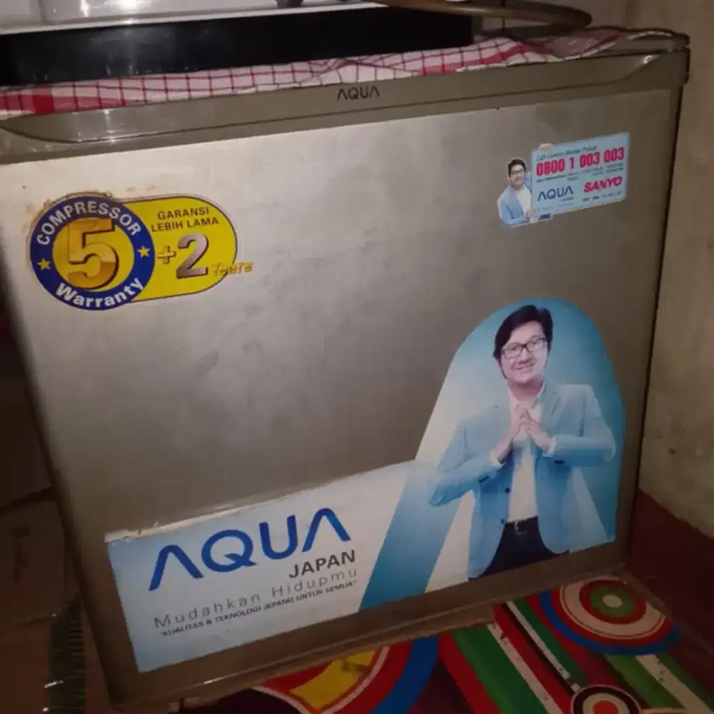Dijual kulkas mini merek aqua