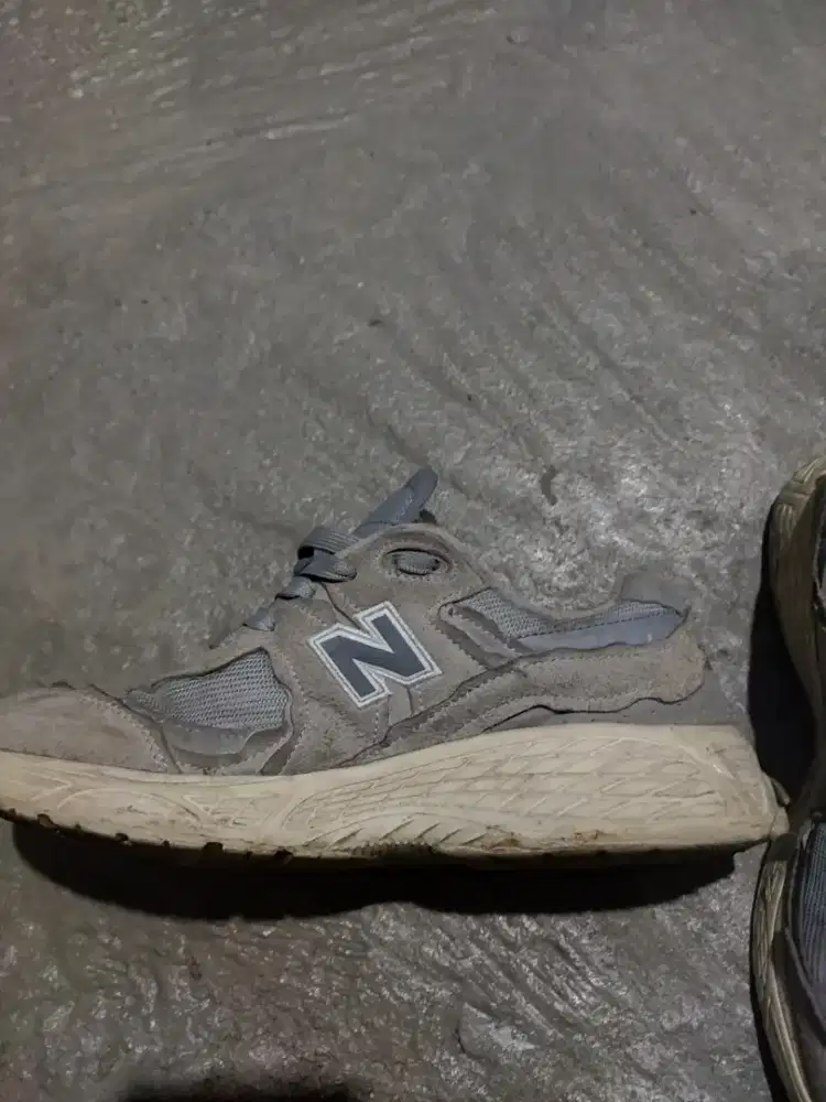 SEPATU NEW BALANCE 2002R