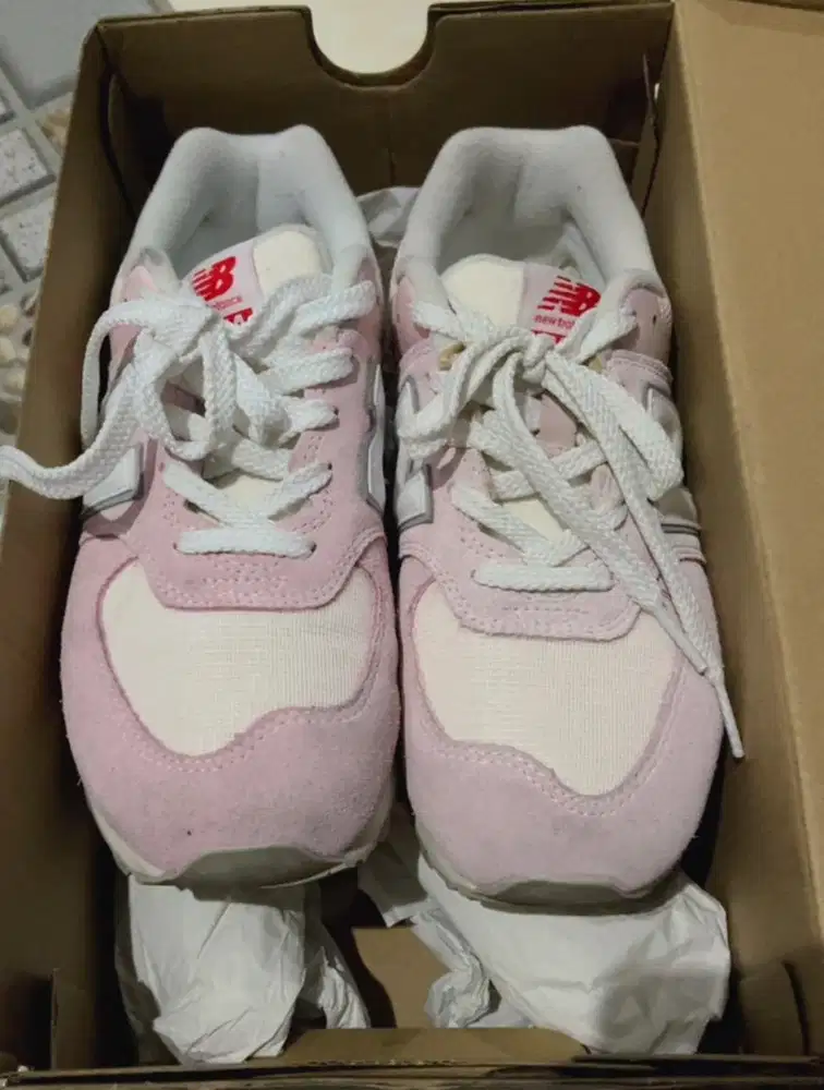 Preloved Sepatu New Balance 574 Pink