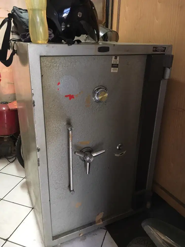 Brankas (Kondisi Bagus)