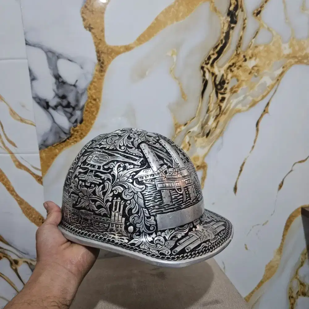 Helm Vintage ukir