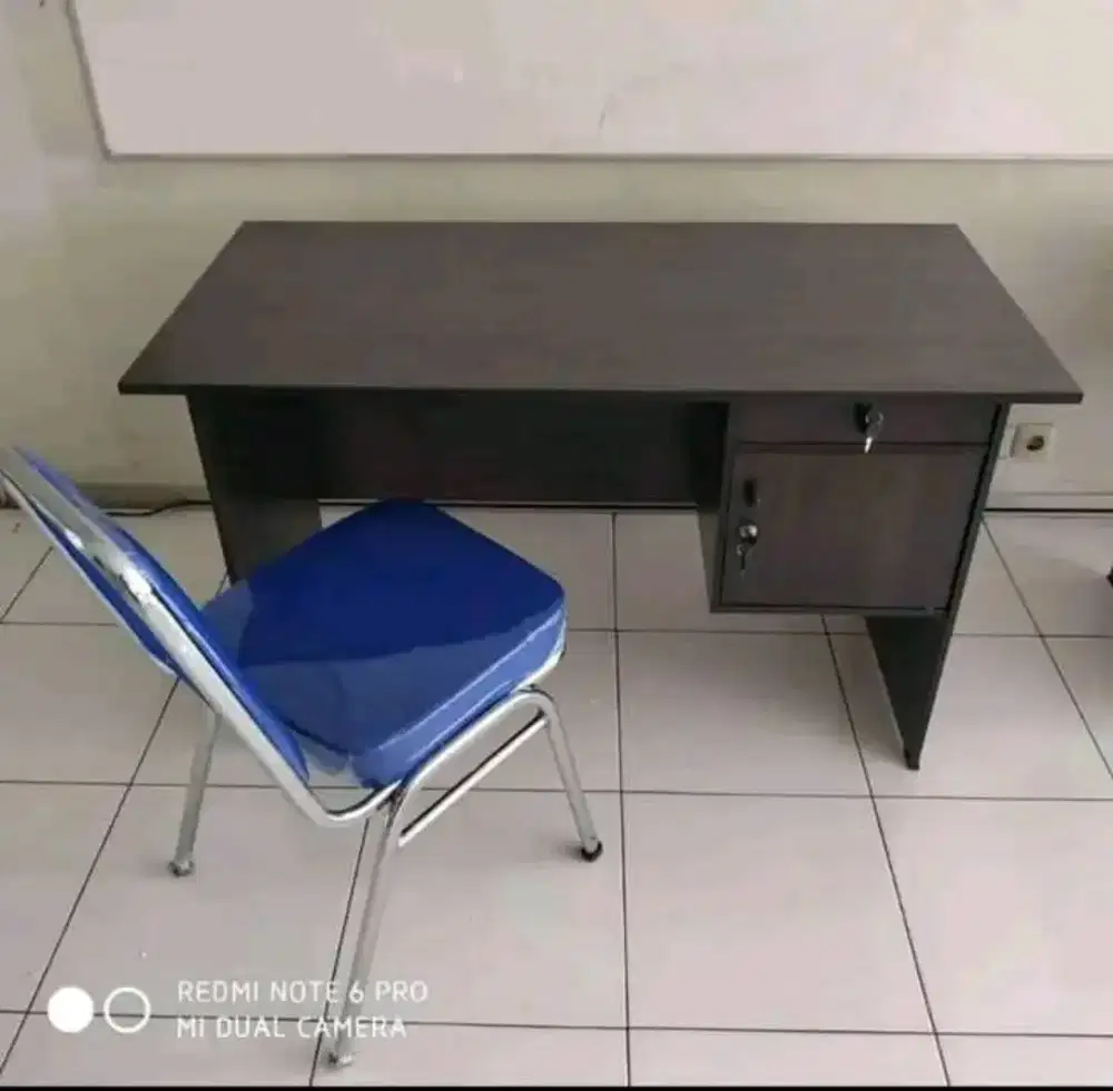 1 SET MEJA TULIS KANTOR