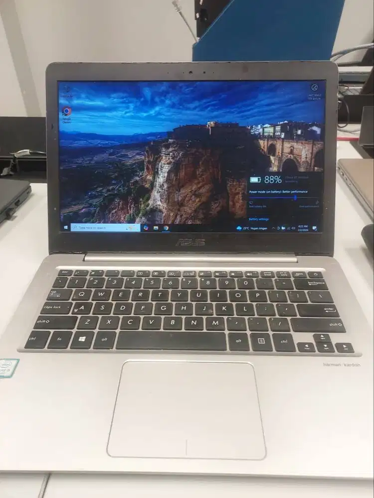 Laptop Asus Zenbook UX310U i5 tipis ada minus