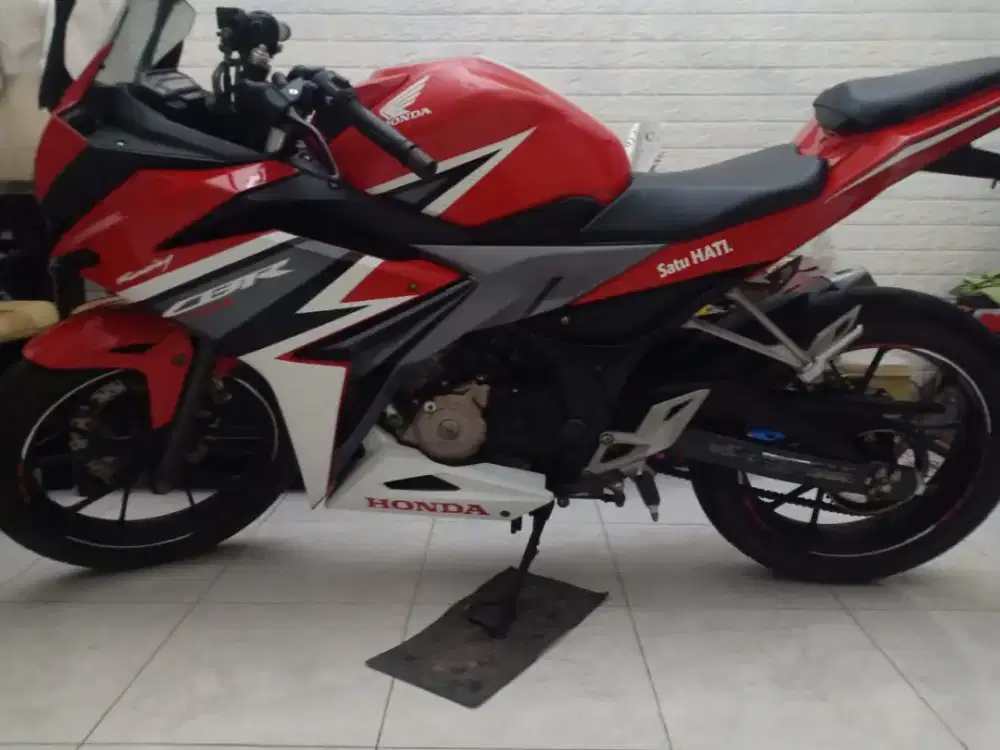 Honda CBR 150R tahun 2019 merah merona