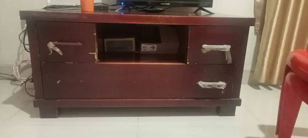 Rak Televisi sekaligus lemari