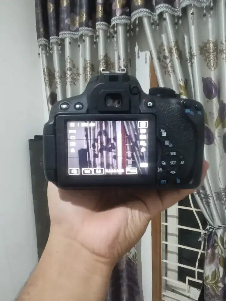 Menjual kamera canon 700D