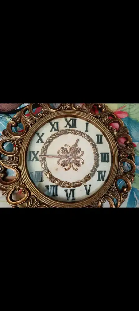 Dijual Jam Dinding Klasik Antik dimensi keseluruhan kurang lebih 40cm.