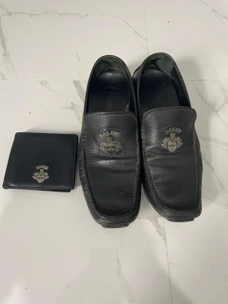 Sepatu dan dompet pria