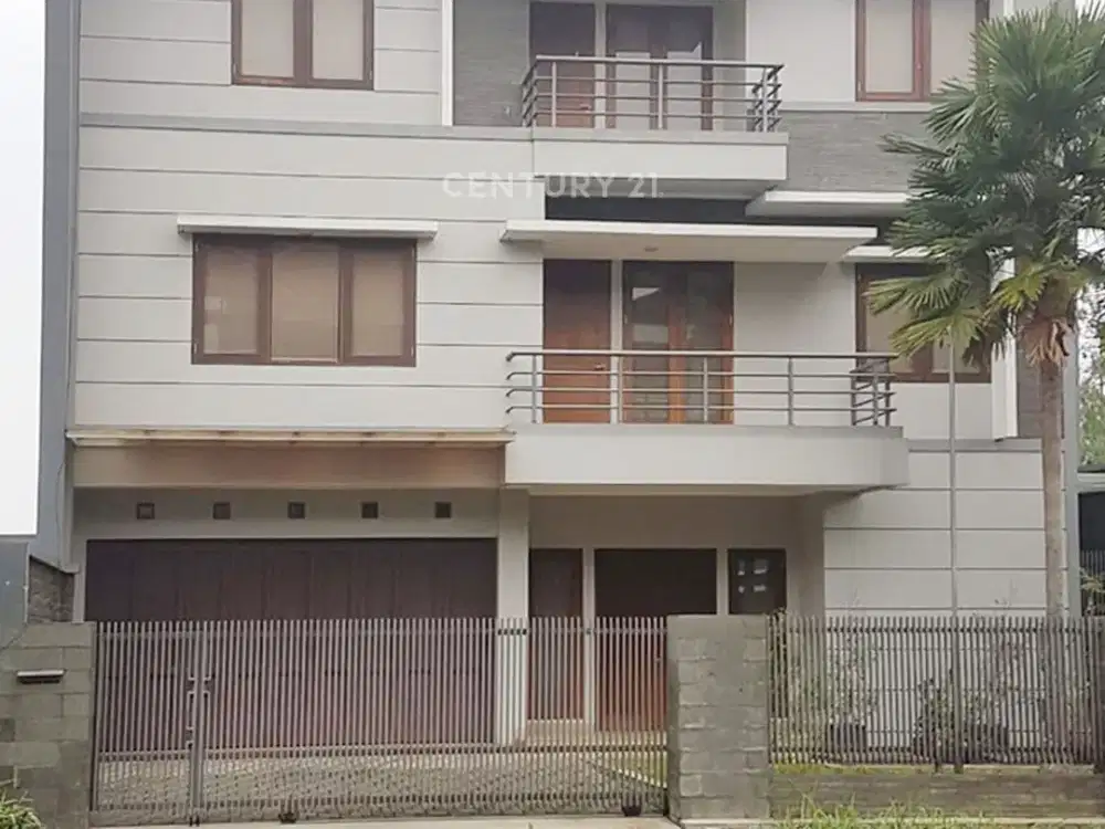 Rumah Asri 3 Lantai Di Setra Duta Bandung