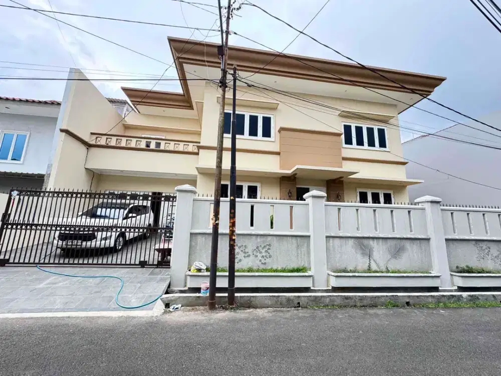 Rumah bagus di Taman Kedoya Baru Residence Full Terenovasi Semi Furnish harga bagus