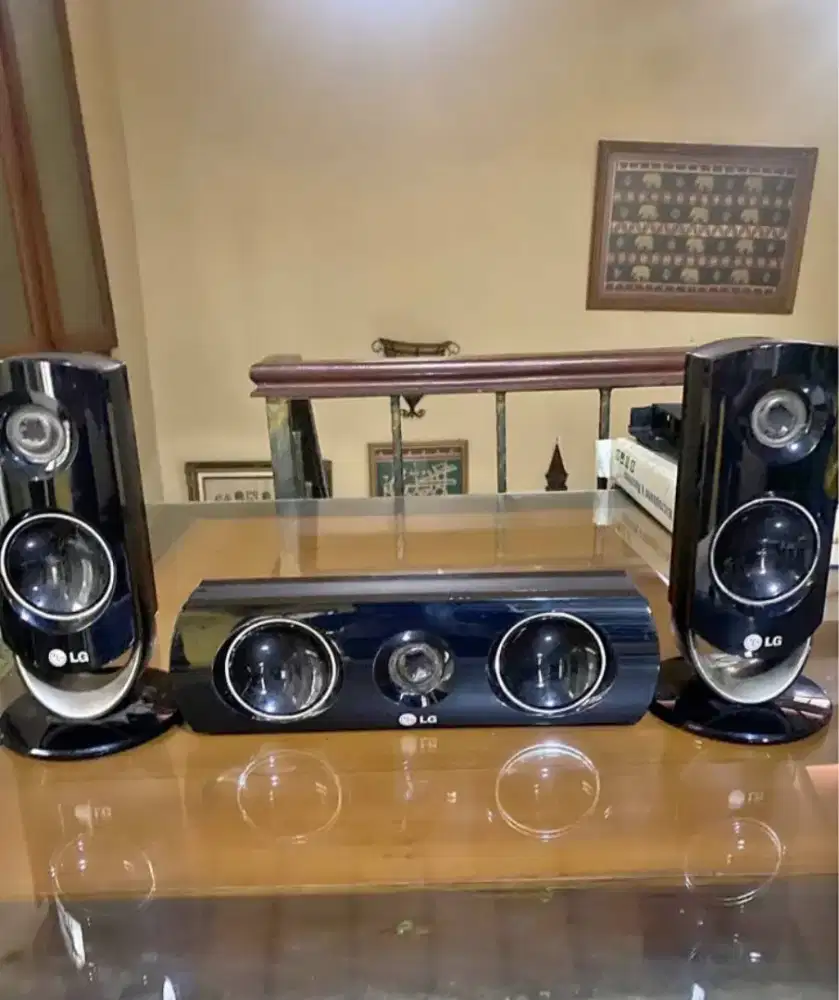 Home theater LG centre speaker &surround normal