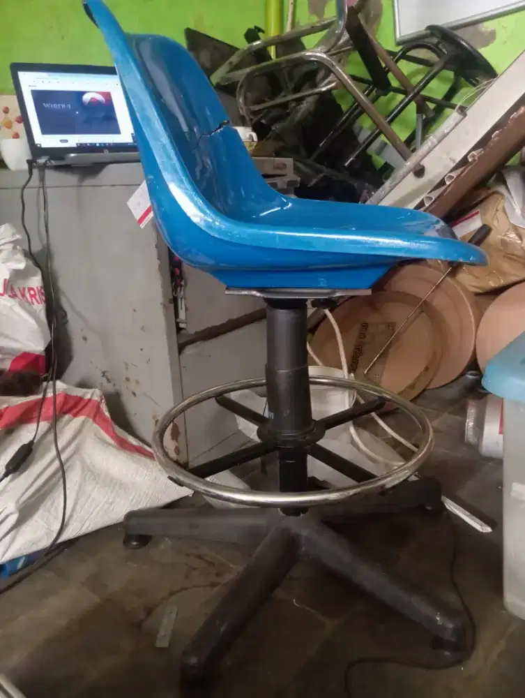 Kursi hidrolik naik turun putar