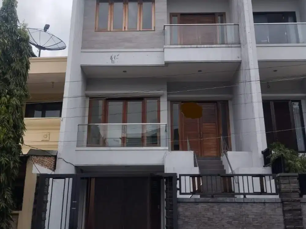 Murah !! DIJUAL RUMAH DI KELAPA CENGKIR TIMUR 3 LANTAI SIAP HUNI BEBAS BANJIR RAPIH DAN BERSIH