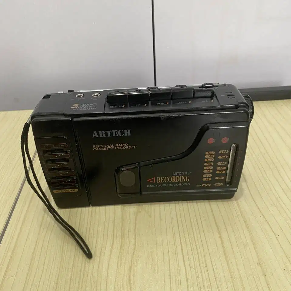 Pemutar Kaset dan Radio AM/FM Vintage Artech WM-20Japan Bahan