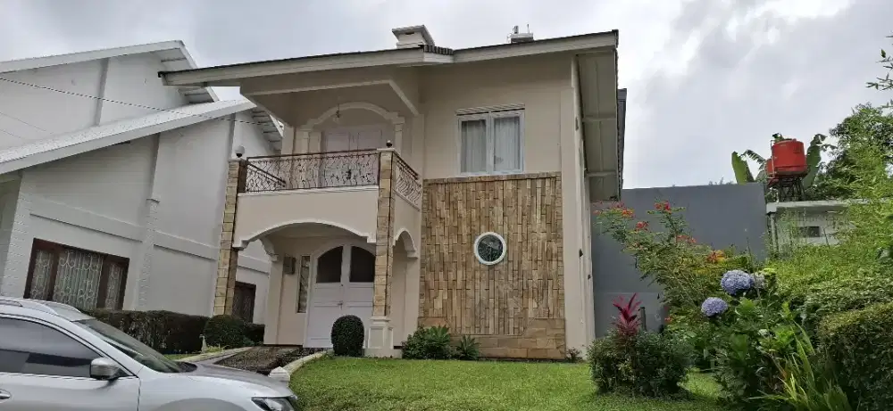 Dijual Villa 2 Lantai Terawat di Istana Bunga Parongpong