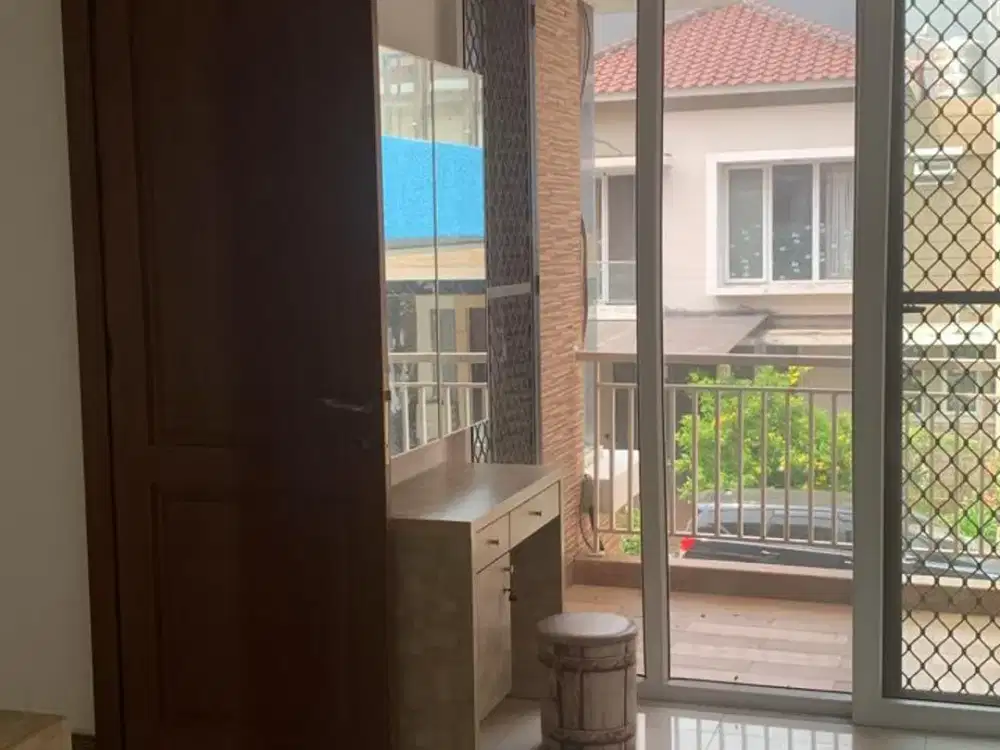 DISEWAKAN CEPAT RUMAH DI GREEN COURT LAKE