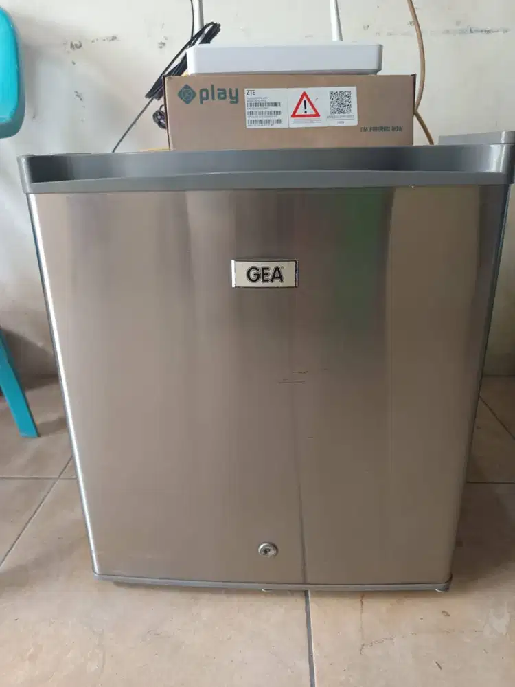 KULKAS MINI GEA RS-06DR BEKAS