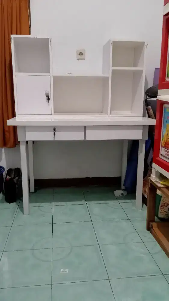 Meja belajar dan cabinet
