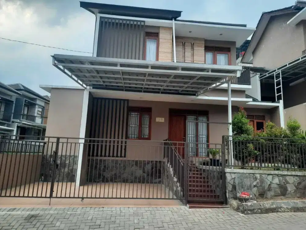 RUMAH BAGUS dengan Pemandangan Kota Di Ciwaruga Setiabudi Bandung