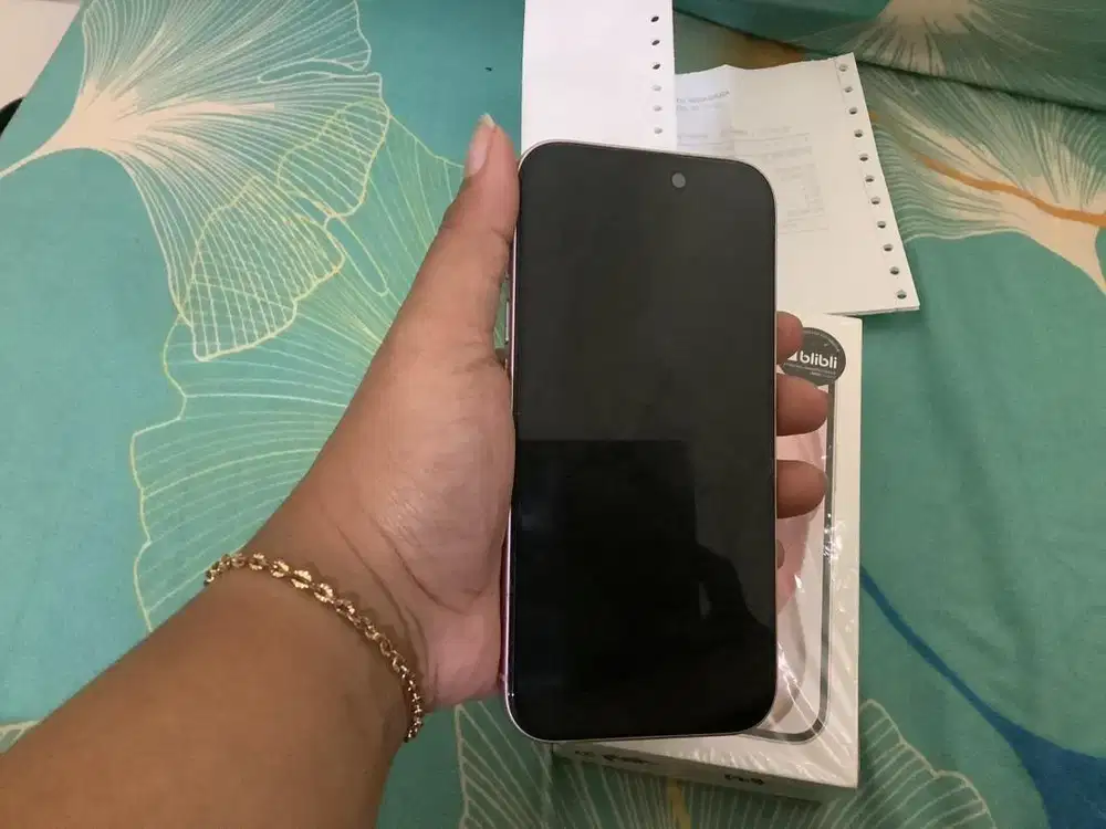 Iphone 15 warna pink second