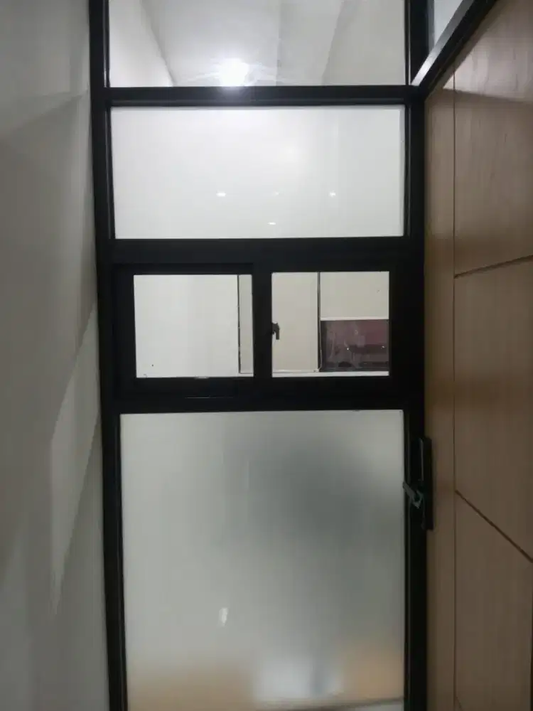 Kusen aluminium pintu aluminium partisi aluminium kaca