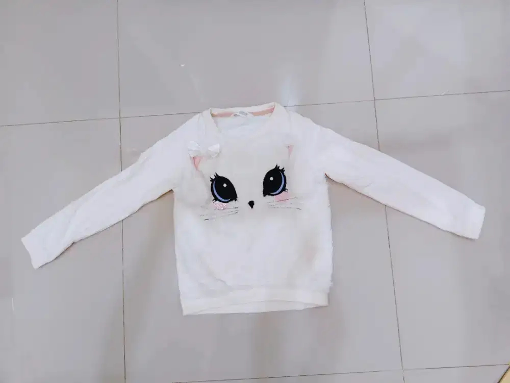 Sweater H&M putih kucing bulu 6-8th
