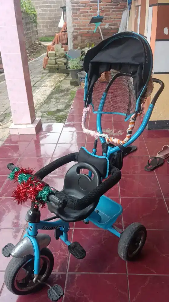 Sepeda anak roda tiga