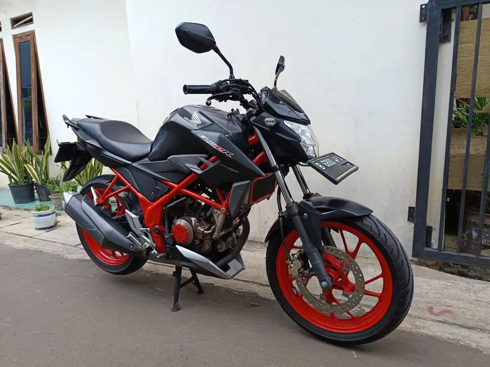 Honda cb150R 2017 lengkap mesin sehat terawat