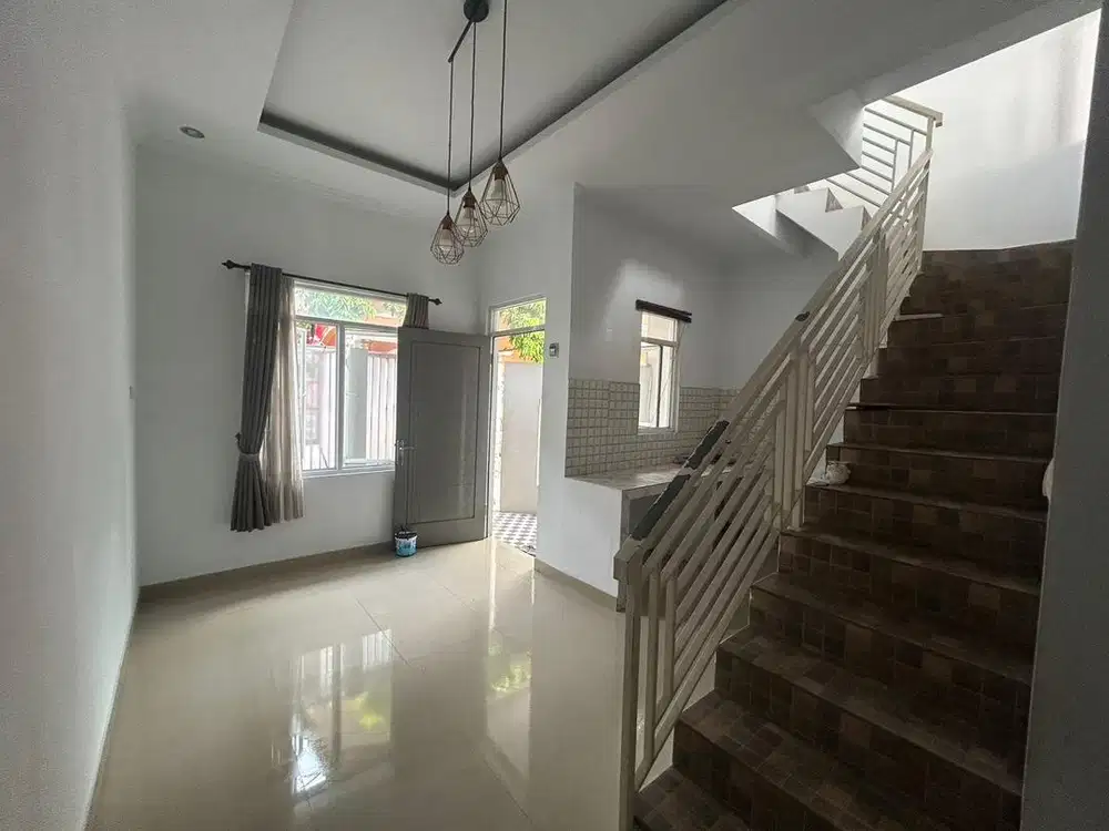 RUMAH DISEWAKAN 2 LANTAI CIJANTUNG