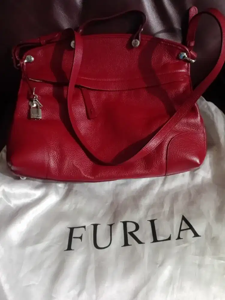 Di Jual tas Wanita warna merah merk FURLA Made in Rumania Orginal