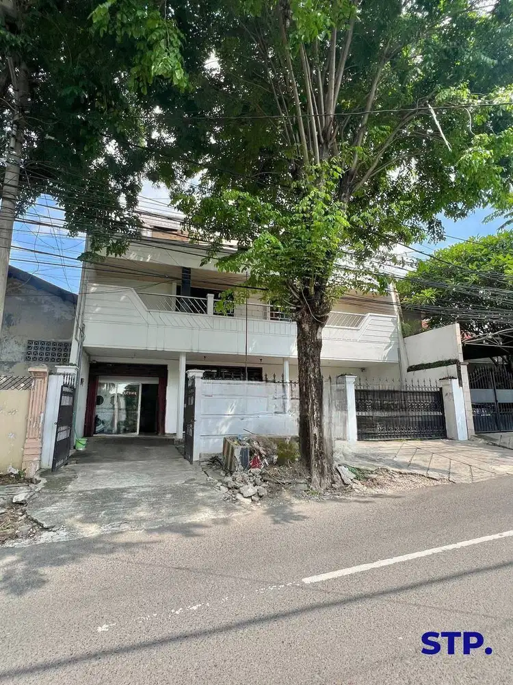 RUMAH 3 LANTAI DI RAYA DUKUH KUPANG BARAT COCOK UTK USAHA ATAU KANTOR