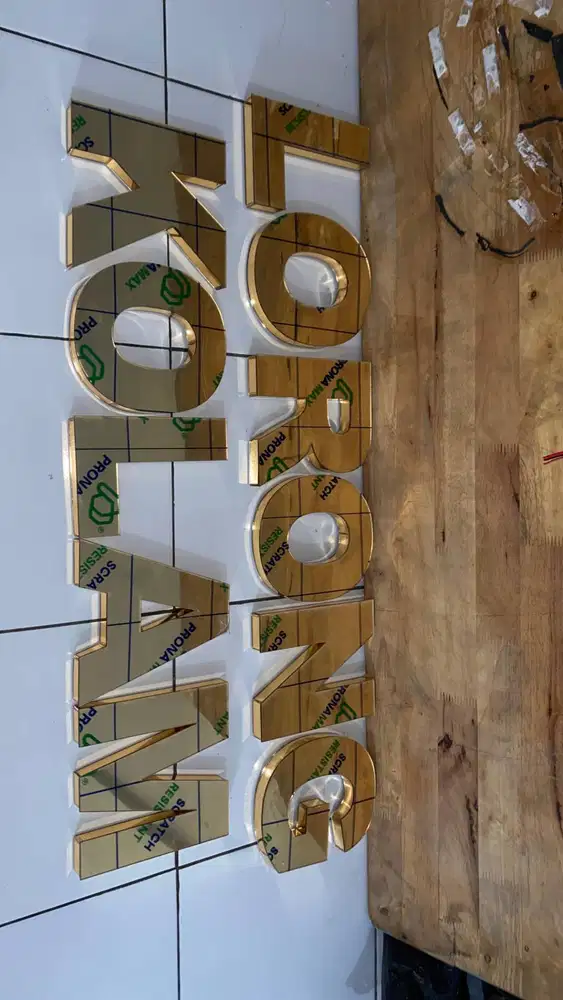 Huruf timbul akrilik GOLD