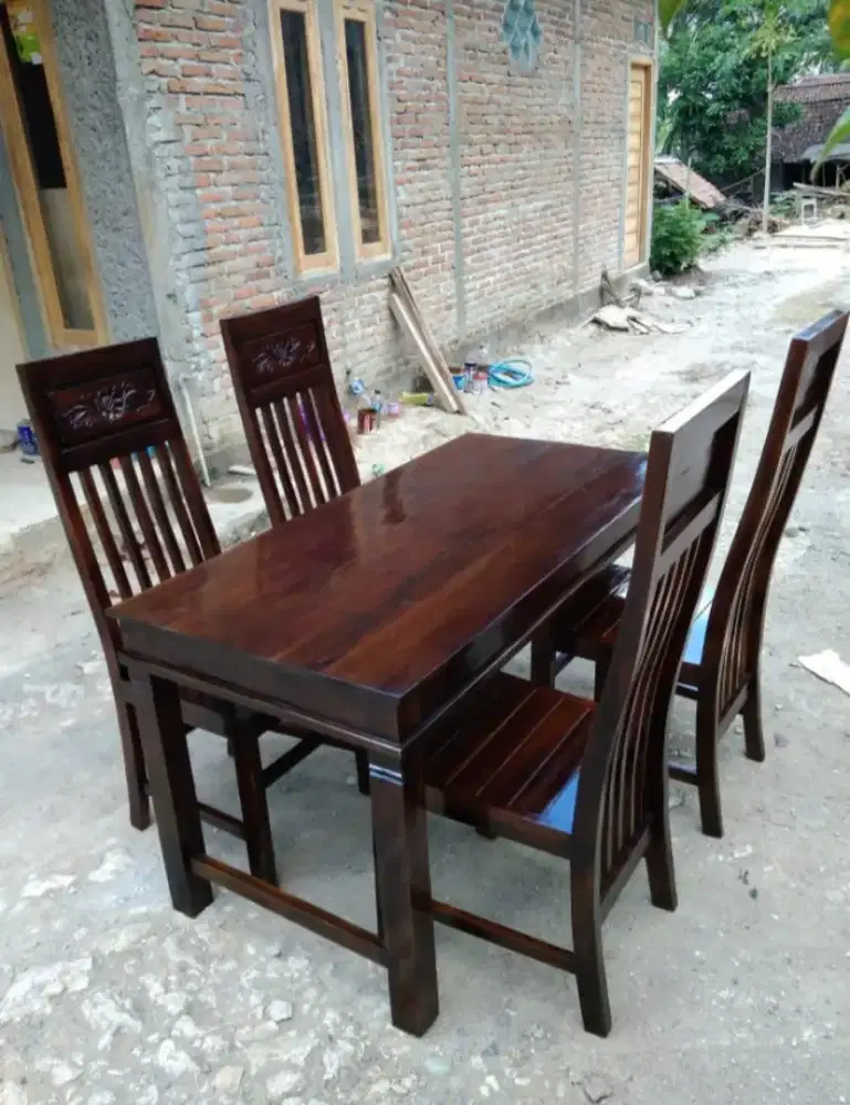 kursi dan meja makan