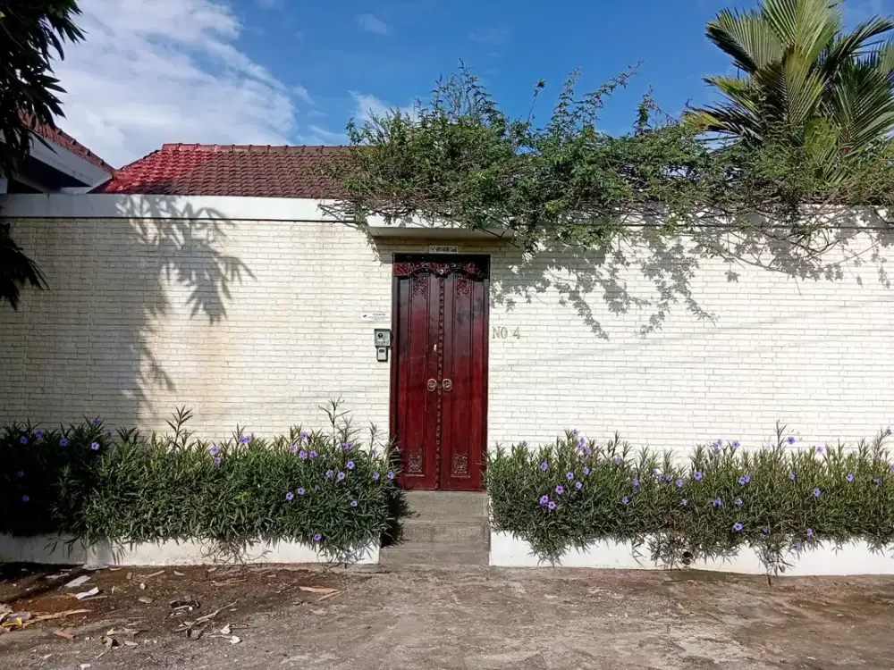 The Ultimate Family Retreat: Homey 6 Bedroom Freehold Villa Near Saba Beach!