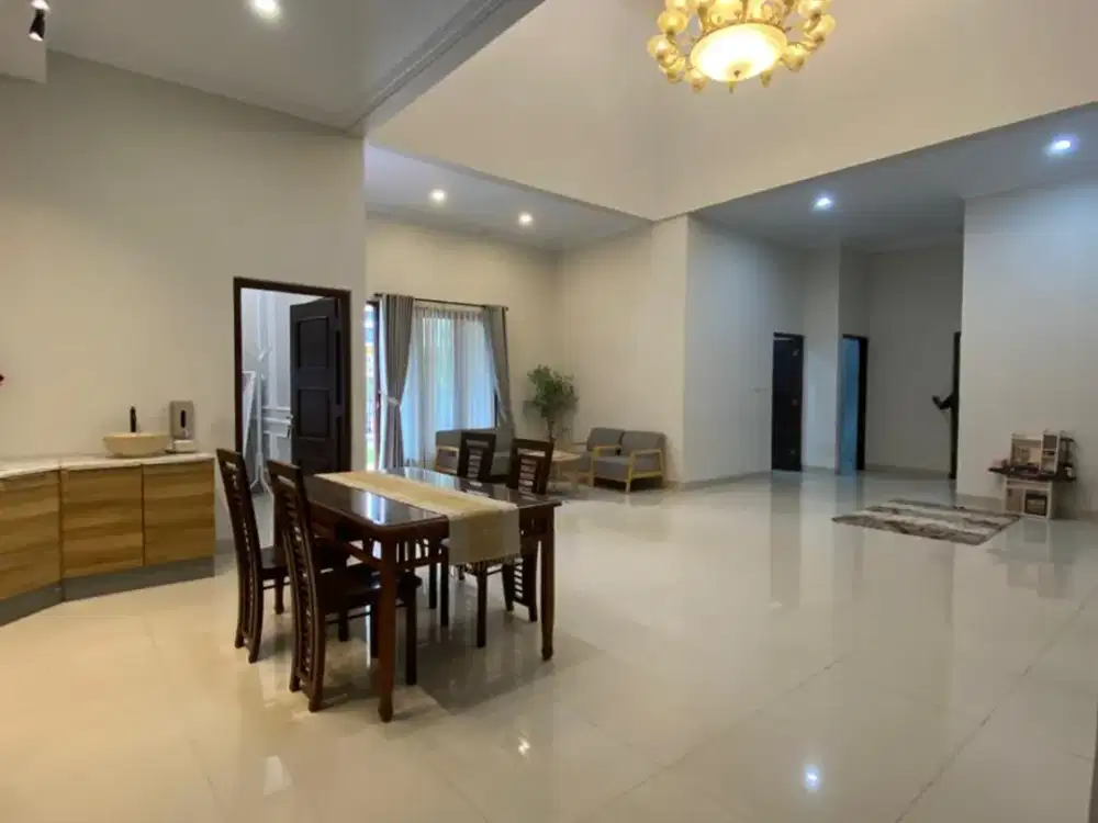 DIJUAL RUMAH  MEWAH ,LUAS DI TIMUR PAKUWON MALL & KAMPUS UPN JOGJAKARTA