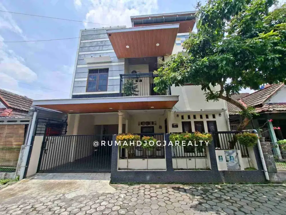 Rumah Modern Minimalis 3 Lantai Dalam Perumahan Wirosaban Yogyakarta