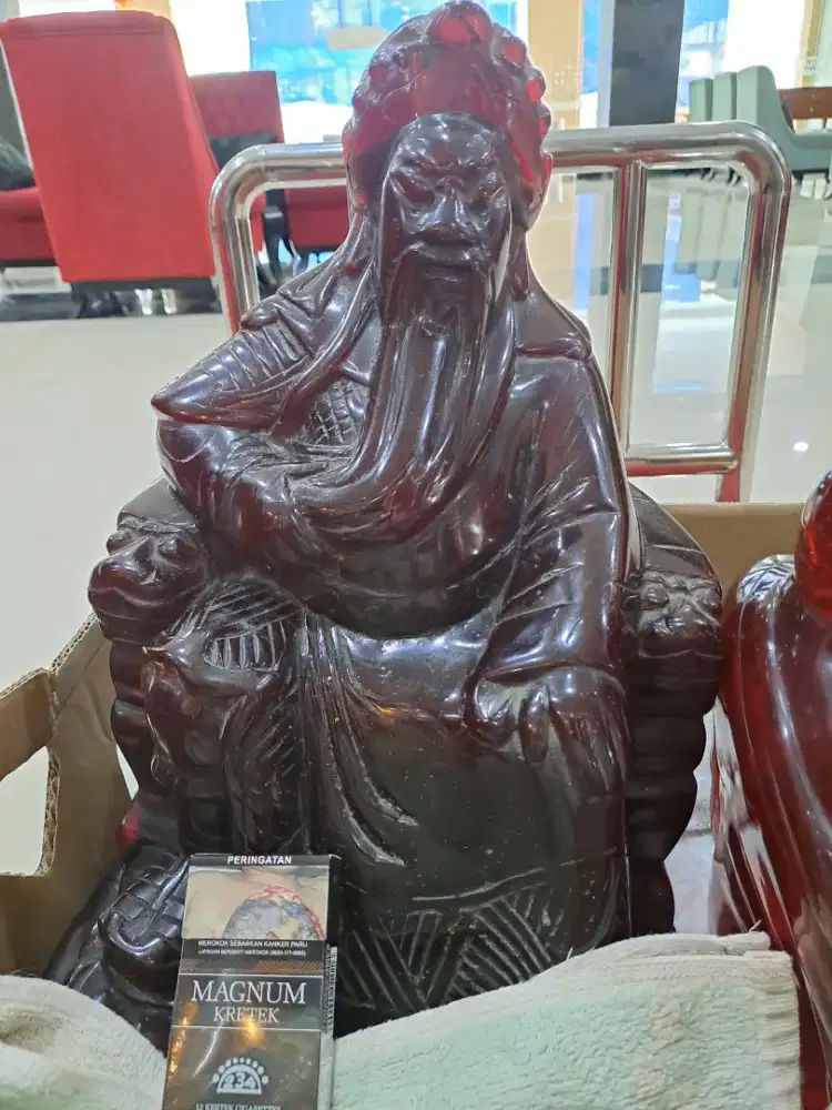 Patung Dewa Kwan Kong Amber