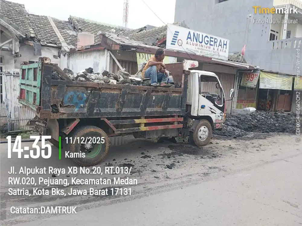 Buang tanah puing bangunan. Tanah galian  sampah peroyek