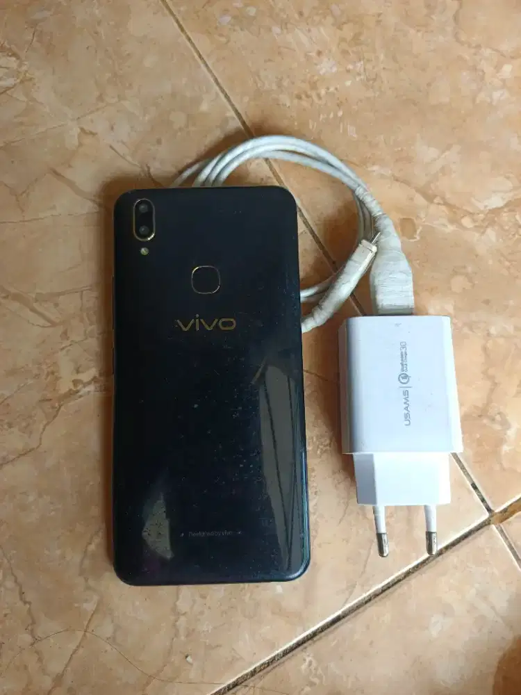 Jual vivo v9 ram4/64 kondisi ada bercak putih dilcd bisa tt hp lain