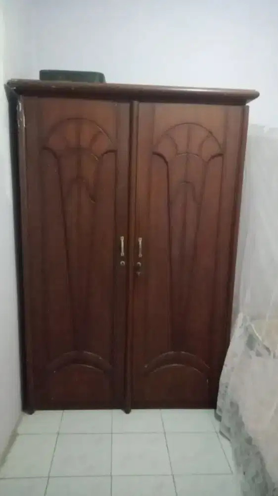 Lemari pakaian kayu