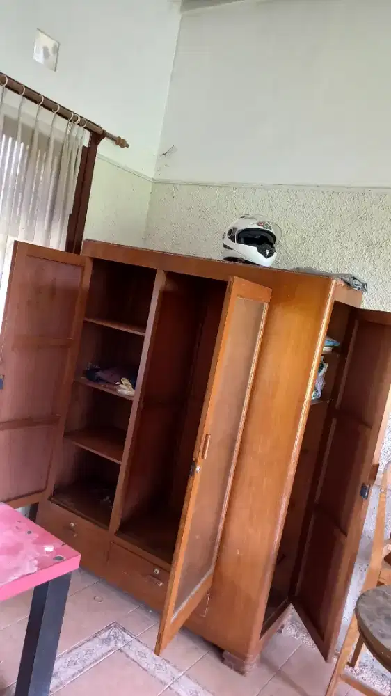Lemari kayu jati tua antik  65 tahun