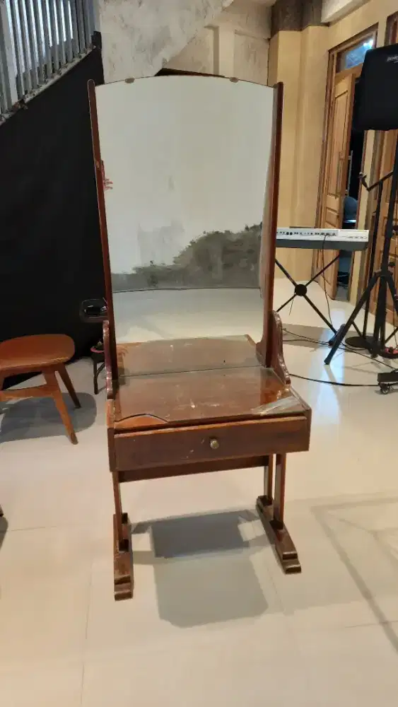 Meja Kaca Rias Kayu