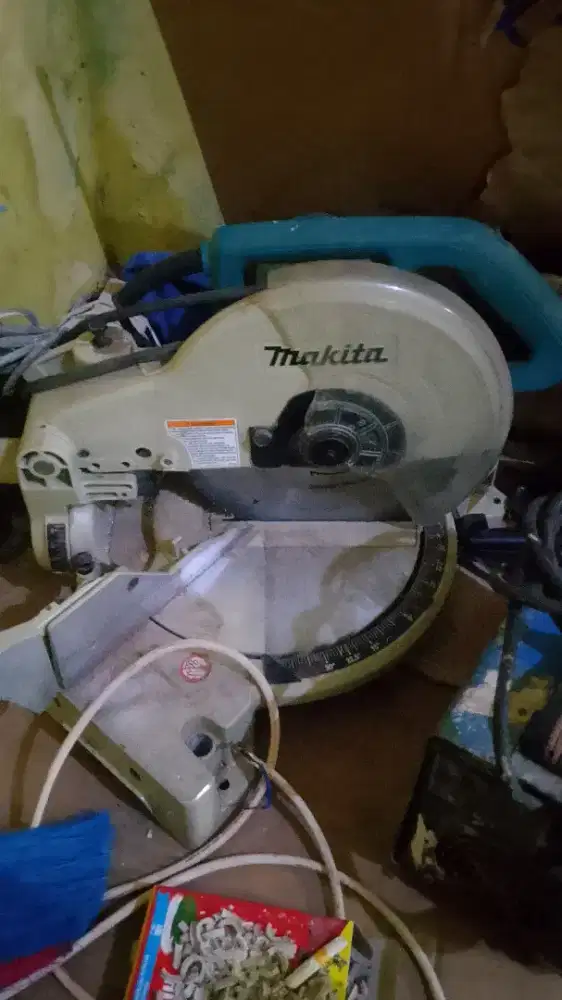 Mesin potong aluminium