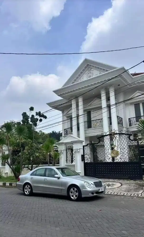 RUMAH MEWAH GAYUNGSARI DILENGKAPI KOLAM RENANG DKT DENGAN MASJID AGUNG
